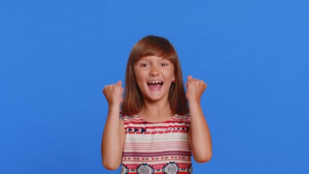 Молодая Девочка Подросток Ребенок Кричать Поднимая Кулаки Жесте Сделал Празднуя — стоковое видео