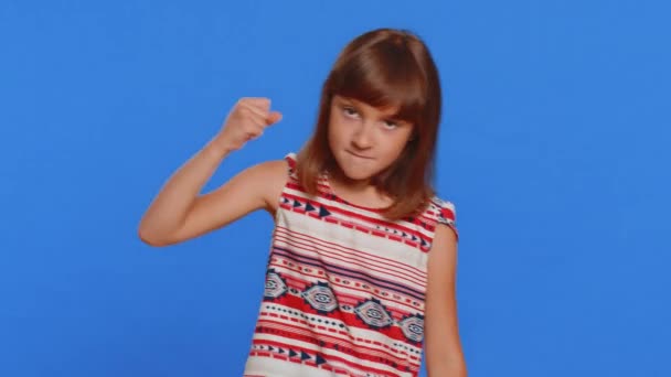 攻撃的な怒り狂った少女は カメラで戦い 拳を振り 怒りでボクシングしようとします スタジオブルーの背景で孤立した19人の白人いじめ児童 — ストック動画