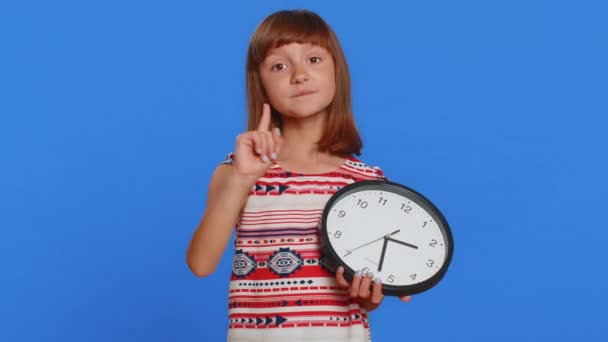 Het Jouw Tijd Jonge Schoolmeisje Toont Tijd Muur Kantoorklok Duim — Stockvideo