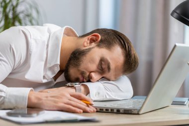 Sıkıcı, uykulu, orta doğulu bir işadamı dizüstü bilgisayarla çalışıyor, ofiste uyuya kalıyor. Yorgun, serbest çalışan, işkolik Lübnanlı adam. İstihdam, işsizlik