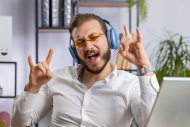 Happy, ofisteki dizüstü bilgisayarda çalışan, kulaklık takan ve en sevilen enerjik disko müziği ve dans dinleyen neşeli orta doğulu iş adamı. Serbest çalışan adam dinleniyor, mola veriyor.