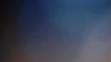 Işık, soyut 4K görüntülerini sızdırır. Yanıp sönen çember mercek parıltısı bokeh, bulanık renk arkaplanının odaklanmamış doğal animasyonunu örtüyor. Çekimleriniz üzerinde birleştirme, videoyu biçimlendirme, geçişler