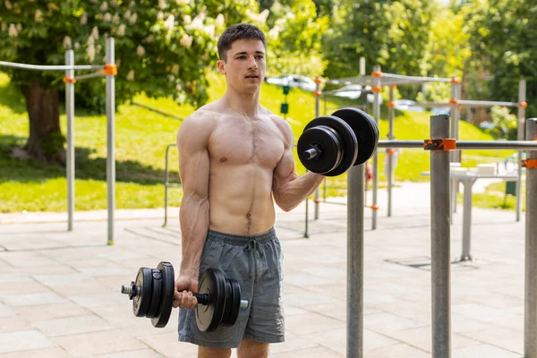 Atletisk Kaukasisk Topless Muskulös Man Gör Armar Tyngdlyftning Hantlar Övningar — Stockfoto