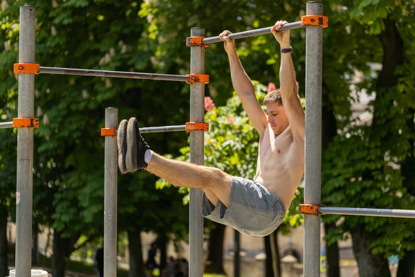 Athletic Topless Muskulös Man Träning Abs Gör Buken Crunches Pull — Stockfoto