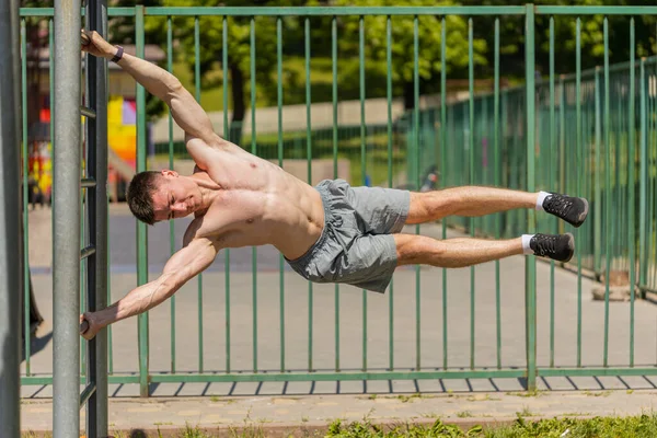 Lekkoatletyczny Muskularny Topless Ćwiczący Ludzką Flagę Elementy Gimnastyki Siłowej Młody — Zdjęcie stockowe