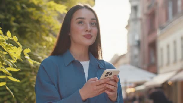 Χαμογελώντας Νεαρή Γυναίκα Χρησιμοποιώντας Smartphone Πληκτρολογώντας Μηνύματα Κειμένου Περιήγηση Στο — Αρχείο Βίντεο
