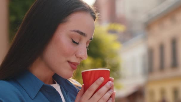 Mooie Vrouw Genieten Van Morgens Aroma Koffie Stoom Thee Warme — Stockvideo