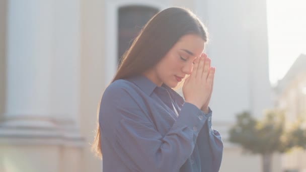 Portret Młodej Kobiety Modlącej Się Zamkniętymi Oczami Boga Proszącej Błogosławieństwo — Wideo stockowe