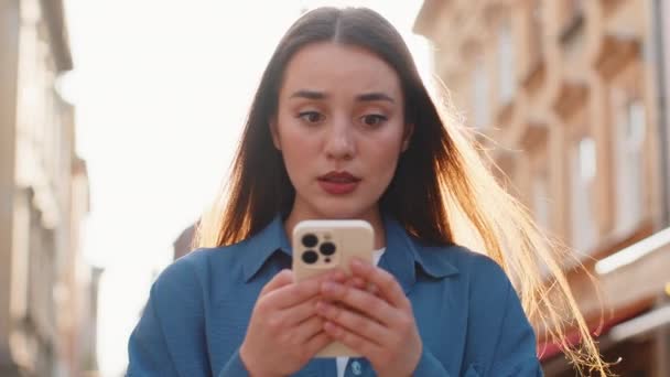 Genç Güzel Bir Kadın Akıllı Telefon Daktilo Kullanıyor Ani Piyango — Stok video