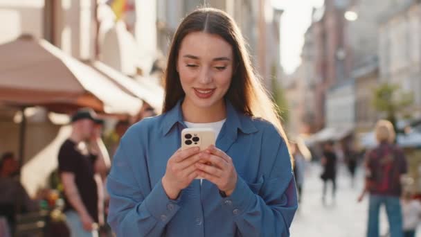Χαμογελώντας Νεαρή Γυναίκα Χρησιμοποιώντας Smartphone Πληκτρολογώντας Μηνύματα Κειμένου Περιήγηση Στο — Αρχείο Βίντεο