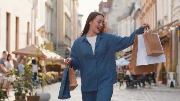 Glücklich Lächelnde Bärtige Shopaholic Verbraucher Nach Dem Einkauf Mit Vollen — Stockvideo
