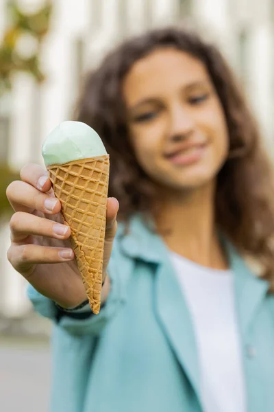 ワッフルカップでアイスクリームを食べる姿を見せて立っている19人の子供 かわいい笑顔の少女は 都市ヨーロッパの街路で夏休みにリラックスするおいしいアイスクリームを楽しんでいます 垂直に 選択的なフォーカス — ストック写真