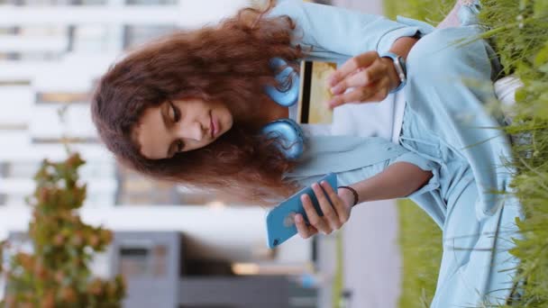 Nastoletnie Dziecko Korzystające Smartfona Karty Kredytowej Podczas Przelewu Pieniędzy Zakupów — Wideo stockowe