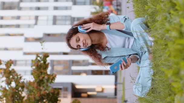 Fröhlich Entspannte Überglückliche Frühchen Drahtlosen Kopfhörern Die Beim Smartphone Tanzen — Stockvideo