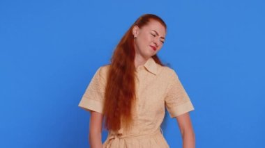 Üzgün kadın umutsuzluk, yalnızlık, sinir krizi, mağlubiyet piyango sonuçlarına şaşırmak, kötü talih, şanssız haberler. Kızıl saçlı yetişkin kız stüdyo mavisi arka planda izole edilmiş.