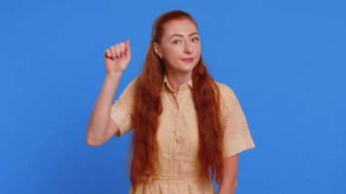 Kim var orada? Tık-tık. Heyecanlı genç bir kadın kapıyı çalıp kimin evde olduğunu soruyor, utanıyor, hiçbir fikri yok, bilgisiz ve kararsız. Kızıl saçlı kız stüdyo mavi arka planda izole edilmiş.