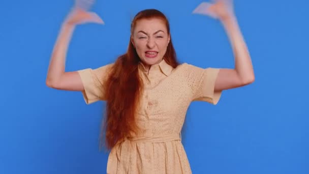 Entusiasmada Mulher Tocando Cabeça Mostrando Explosão Parecendo Preocupada Chocada Celebrando — Vídeo de Stock