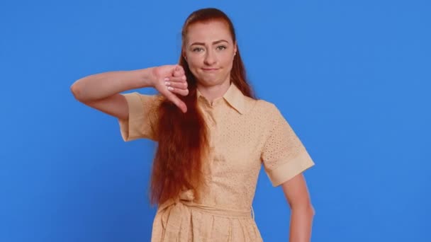 Hoşlanmamak Mutsuz Genç Mutsuz Bir Kadın Işaret Dilini Gösteriyor Hoşnutsuzluğunu — Stok video