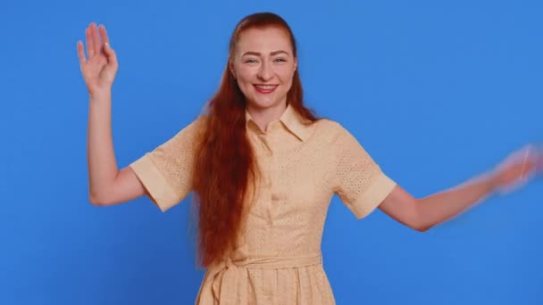 Buraya Gel Bize Katıl Hoş Geldiniz Kızıl Saçlı Çekici Kadın — Stok video