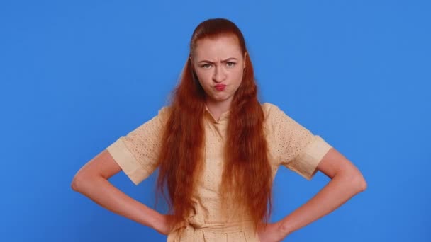 口論の後に誤解し イライラし 失敗し 無視し コミュニケーションをしたいと望んでいない無神経な女性 青い背景で孤立した赤毛の少女 人々のライフスタイル — ストック動画