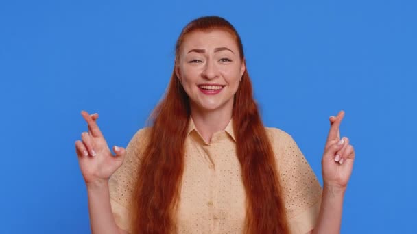 幸せな喜びの女性は 誕生日 宝くじのジャックポット 目標達成者 良いニュース 驚きを祝って指を交差させました 青いスタジオの背景にある若い赤毛の少女 — ストック動画