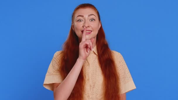 Stil Zijn Alsjeblieft Jonge Volwassen Vrouw Drukt Wijsvinger Lippen Maakt — Stockvideo