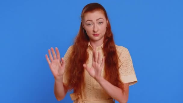 気をつけろ ゆっくり レッドヘッドの女性は 指のジェスチャーを警告し ノーと言って 危険な不承認サインを避けるために注意し スケールし アドバイスを与えます 青い背景に孤立した少女 — ストック動画