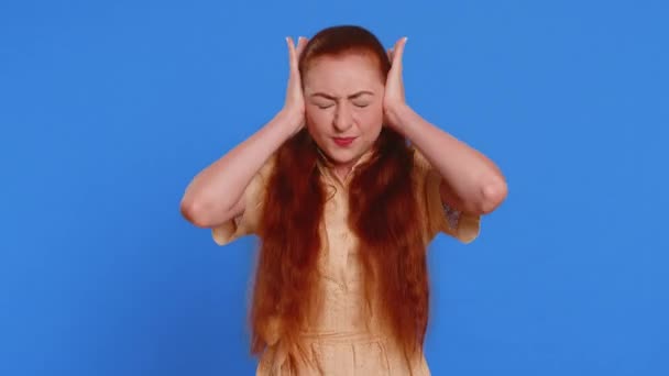 Quiero Oír Escuchar Mujer Irritada Enojada Frustrada Cubriendo Oídos Señalando — Vídeo de stock