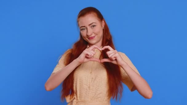 Zakochana Kobieta Uśmiechnięta Atrakcyjna Kobieta Sprawia Gest Serca Pokazuje Znak — Wideo stockowe
