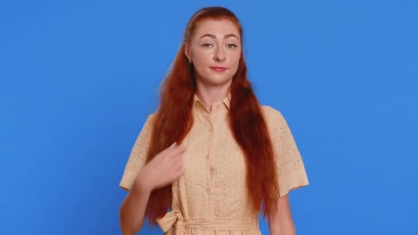 Ben Güçlü Bağımsızım Genç Kızıl Saçlı Kadın Kaslarını Gösteriyor Kendinden — Stok video