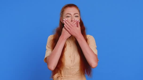 Nic Nie Powiem Przerażona Kobieta Zamykająca Usta Rękami Wyglądająca Przestraszoną — Wideo stockowe