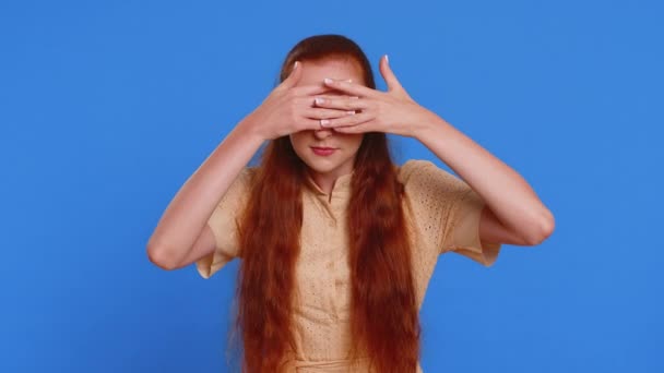 Nieuwsgierige Volwassen Vrouw Die Ogen Sluit Met Hand Door Vingers — Stockvideo