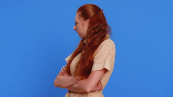 对有误解 争吵后沮丧 忽视和不想交流 谈话的年轻成年女子进行冒犯 红头发的白人女孩被隔离在室内蓝色工作室的背景下 — 图库视频影像