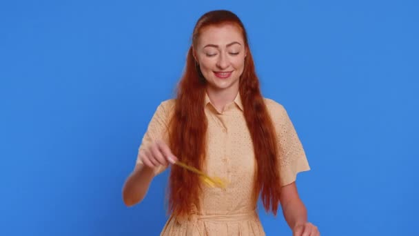 Voksen Kvinde Tryllekunstner Troldmand Gesturing Med Tryllestav Stick Hvilket Gør – Stock-video