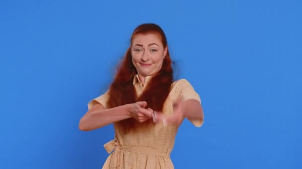 Mulher Adulta Jovem Mímica Puxando Uma Corda Invisível Irreal Imaginária — Vídeo de Stock