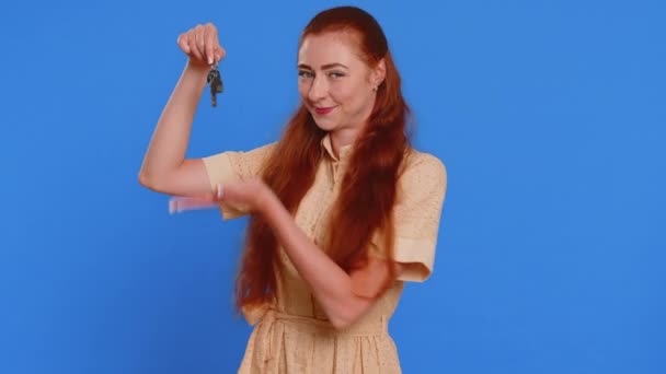 Genç Yetişkin Bir Emlakçı Kadın Yeni Dairesinin Anahtarlarını Gösteriyor Mülk — Stok video