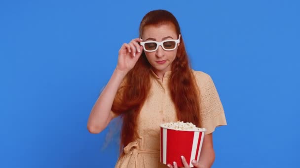 Podekscytowana Młoda Kobieta Okularach Jedząc Popcorn Oglądając Ciekawe Seriale Telewizyjne — Wideo stockowe