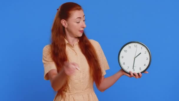Nadszedł Twój Czas Młoda Dorosła Kobieta Pokazuje Czas Zegarze Ściennym — Wideo stockowe