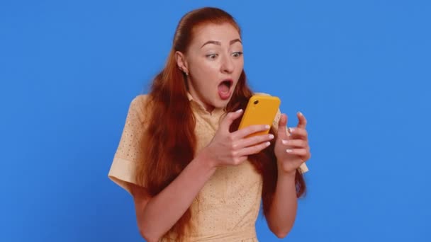 Szczęśliwy Podekscytowany Radosny Kobieta Dziewczyna Używać Smartfona Wpisując Przeszukiwanie Krzyki — Wideo stockowe
