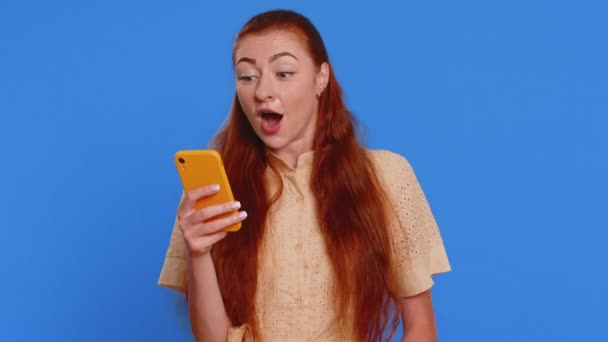 Jonge Volwassen Vrouw Zoek Smartphone Scherm Oprecht Verheugen Winnen Het — Stockvideo