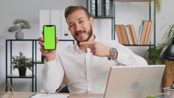 Giovane Uomo Affari Sviluppatore Mediorientale Tenere Smartphone Con Schermo Verde — Video Stock
