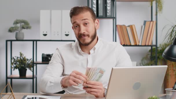 Mladý Obchodník Blízkého Východu Který Vám Ukazuje Peníze Hotovosti Vám — Stock video