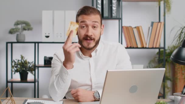 Biznes Pokazuje Plastikowe Karty Kredytowe Reklama Przelewu Pieniędzy Bezgotówkowych Laptopie — Wideo stockowe