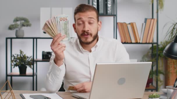 Business Man Show Plastové Kreditní Karty Peníze Dolar Cash Advertising — Stock video