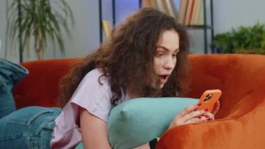 Mutlu kadın cep telefonu daktilosu kullanıyor ve 