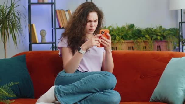 Λυπημένη Δυσαρεστημένη Γυναίκα Χρησιμοποιούν Smartphone Περιήγηση Πληκτρολόγηση Χάνει Γίνει Έκπληξη — Αρχείο Βίντεο