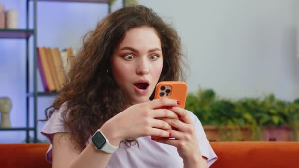Můj Bože Wow Nadšený Šťastný Mladá Žena Použít Smartphone Psaní — Stock video