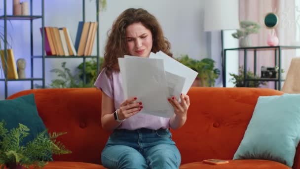 Gestresste Frau Hause Zimmer Blick Auf Unbezahlte Bankschulden Rechnungen Papierkram — Stockvideo