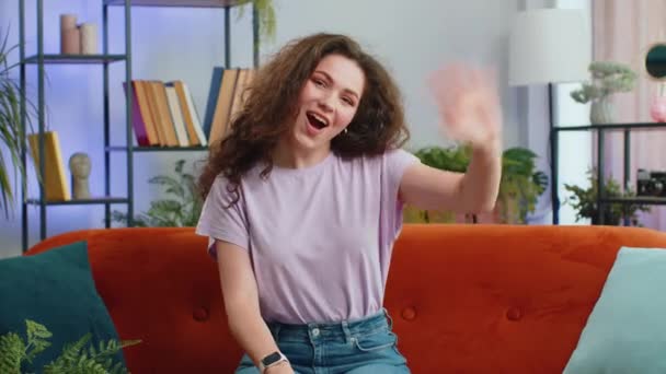 Привіт Молода Жінка Посміхаючись Дружньо Камеру Махаючи Руками Жестикулює Привіт — стокове відео