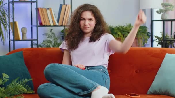 Dislike Portrait Upset Woman Showing Thumbs Sign Gesture Expressing Discontent — Vídeo de Stock